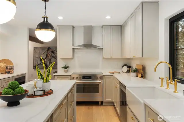 This kitchen could be yours, can you imagine getting to cook your meals here and sit at the countertop or stare out at your expansive property...the feels are all here in this stunning kitchen space.