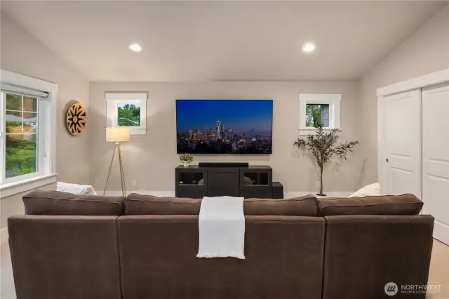 Bonus (has a closet/could be 6th bedroom)