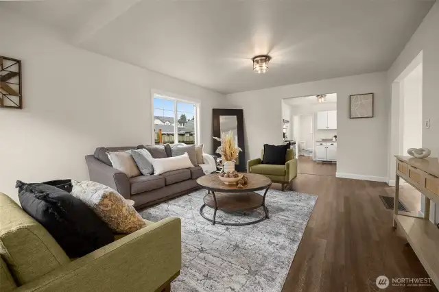 Walk in front door to spacious livingroom