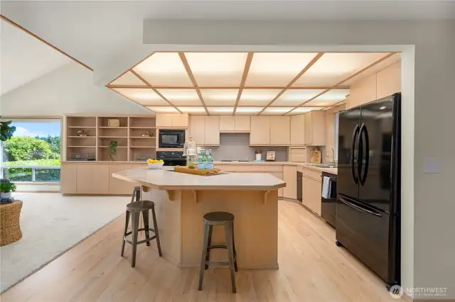 Large kitchen for entertaining or for those that love to bake/ cook.
