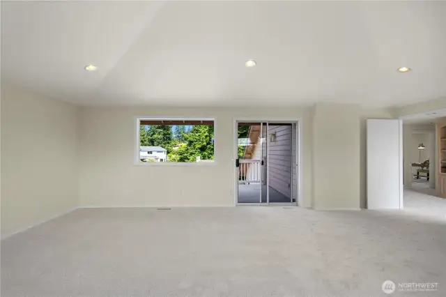 Large bonus for 2nd family room, or what your imagination can bring.