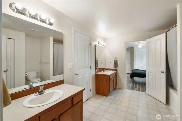 Jack & Jill Full Bathroom