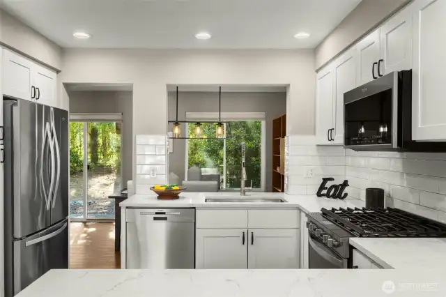 Spacious, recent high-end kitchen remodel