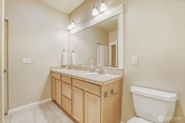 Beautiful full bathroom.