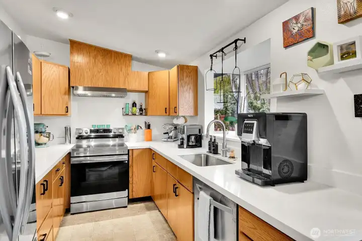 Oak, stainless steel and quartz make for a high-quality, stylish kitchen.