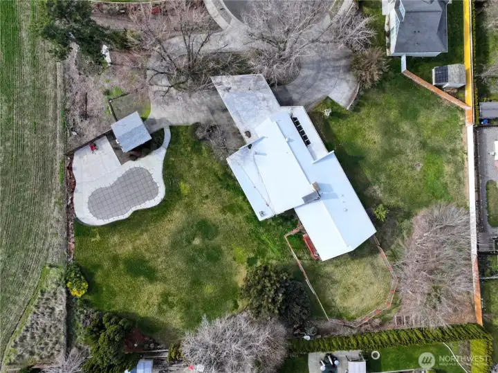 Top View of the circular driveway & acre lot