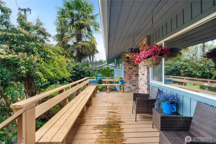 Front deck with enough seating for the whole neighborhood!