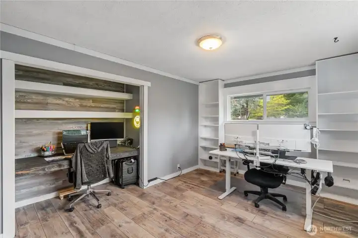 Built-in desk & shelving in 3rd bedroom/office