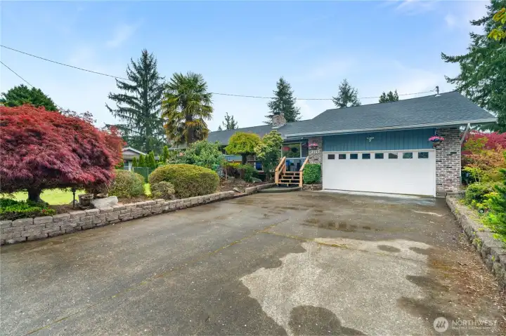 Massive driveway for at least 4 cars