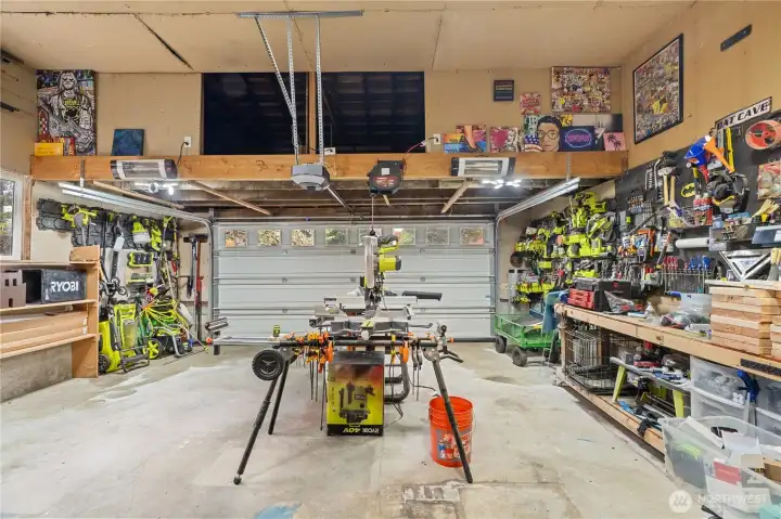 Garage- spacious!