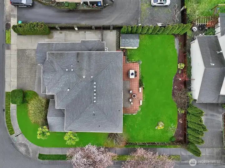 Conveniently located near Dash Point State Park, the King County Aquatic Center, West Hylebos Wetlands, shopping, and key commuter routes.