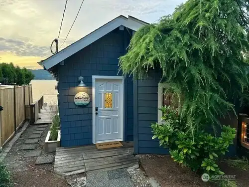 Adorable guest or income producing cottage!