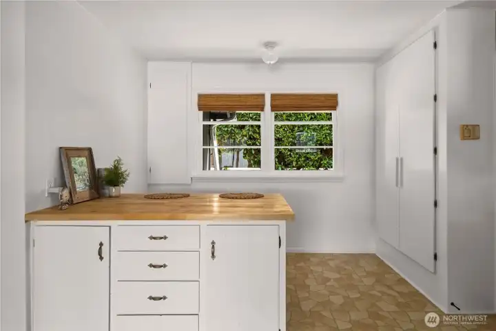 Eating island in the kitchen nook