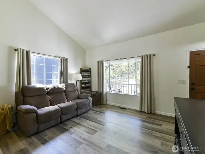 Another angle of the livingroom.
