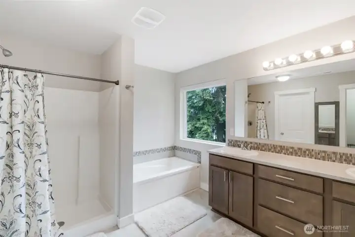 Primary ensuite full bathroom