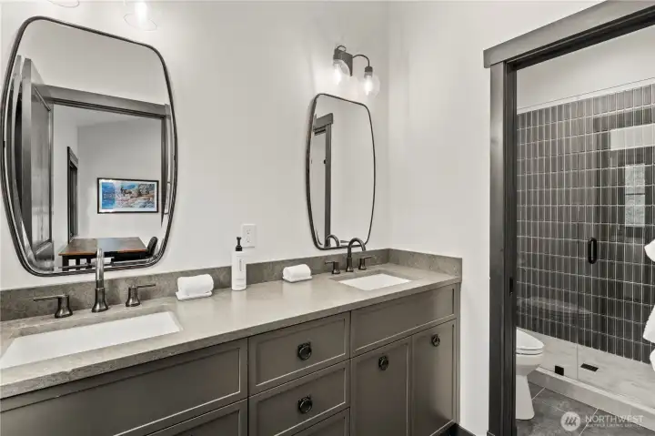 Bath off Ensuite Bath off Ensuite