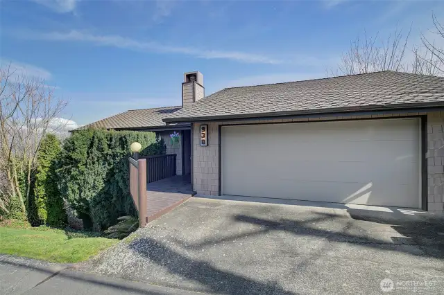 Street level driveway for large 2-car garage