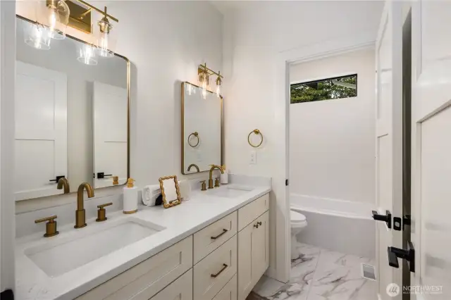 Double vanity full bath