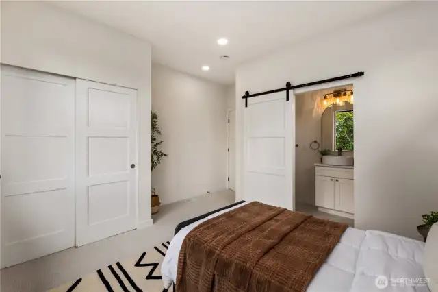 Bedroom w/bathroom