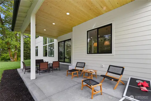 Large covered patio w/heaters