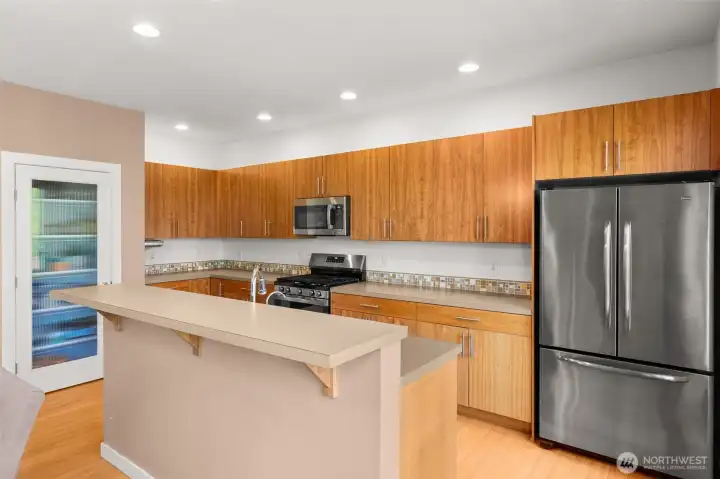 What a great layout for entertaining a crowd!