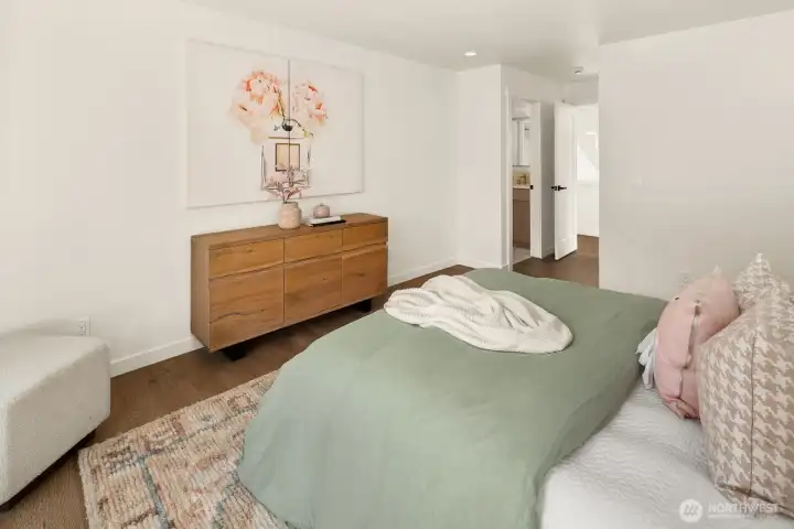 3rd bed w/walk-in closet
