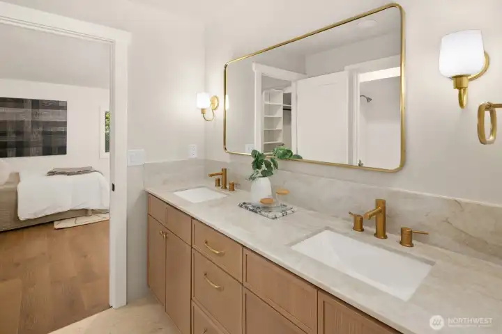 "Jack & Jill" full bath, top floor