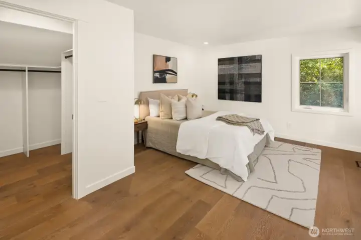 4th Bedroom, top floor w/walk-in closet