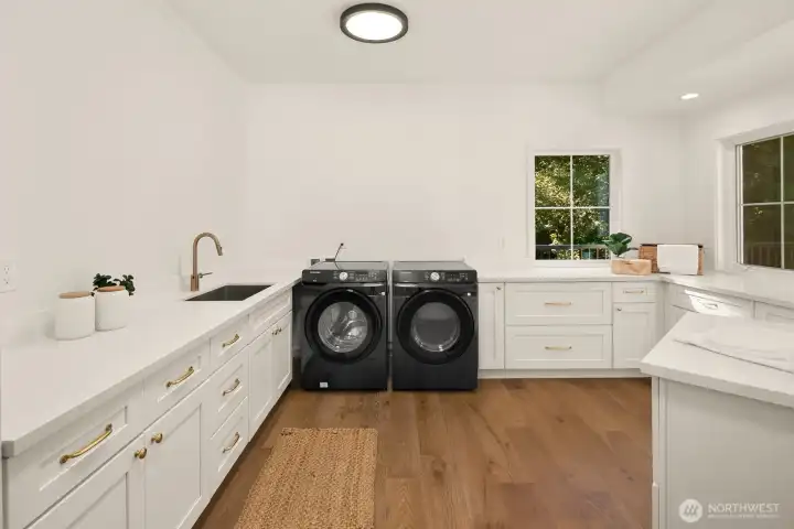 Large Utility Room w/additional pantry