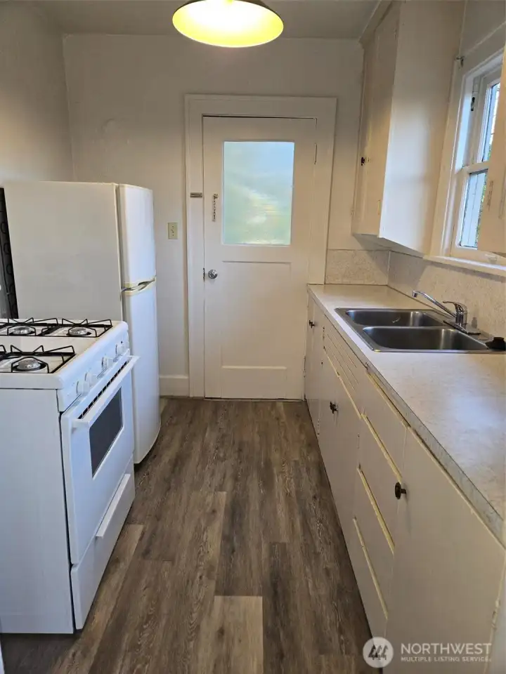 500 Gladstone -Kitchen