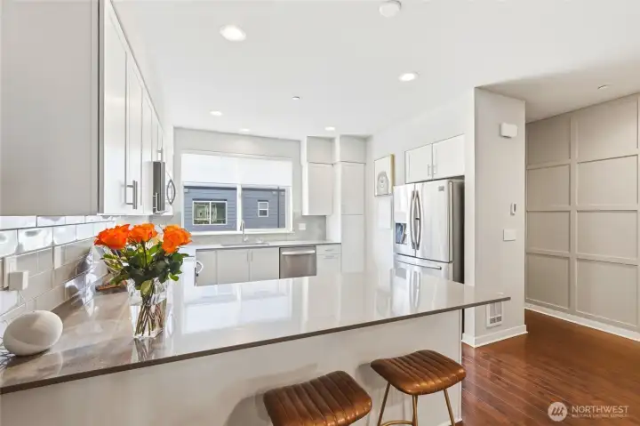 The generous breakfast bar is ideal for both everyday dining and casual gatherings.