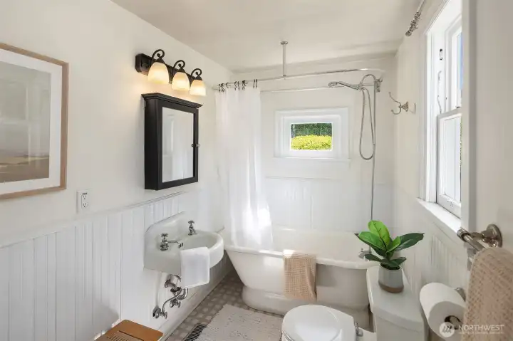 Main Floor En Suite Bath