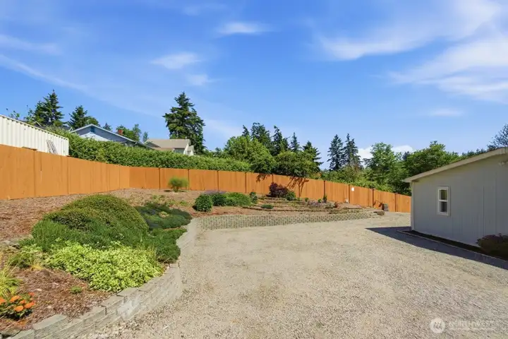 parking area - plenty of space for at least 4 cars