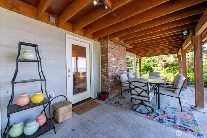 Lower level private entry. Lower level private entry.