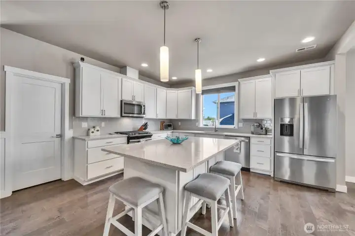 Quartz counters and SS appliances