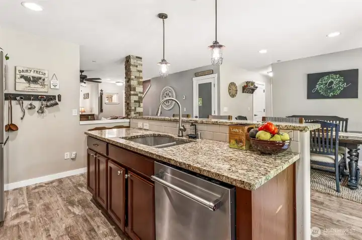 Kitchen aid dishwasher. Double sink. Double oven. Kitchen aid dishwasher. Double sink. Double oven.