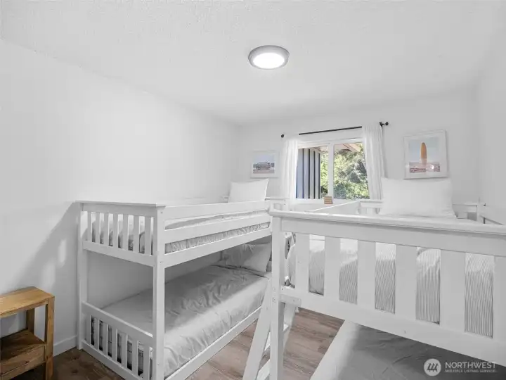 2 bunk beds