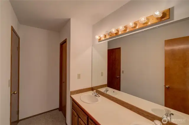Upstairs full bathroom