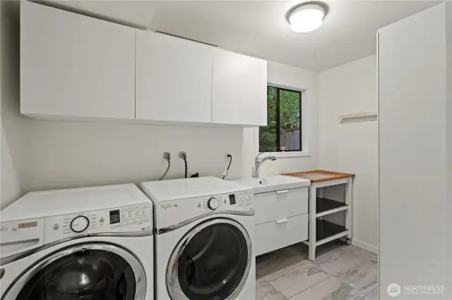 Large laundry room with sink & storage