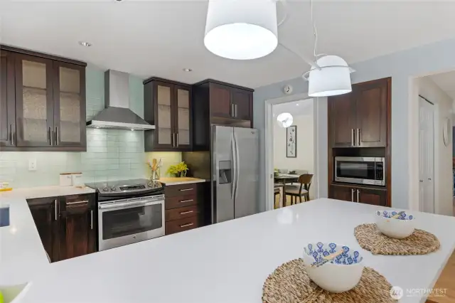 A peak into the dining room & modern glass backsplash