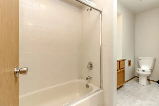 Jack-n-Jill main bath