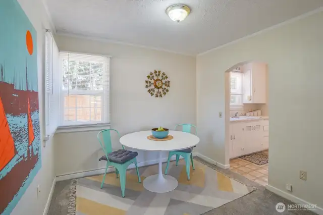 Dining - Lots of light