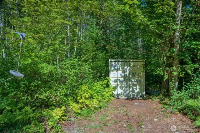Pristine container with workspace and storage racks ~ it's perfect for this property.  *Note Zipline to the left, super fun!