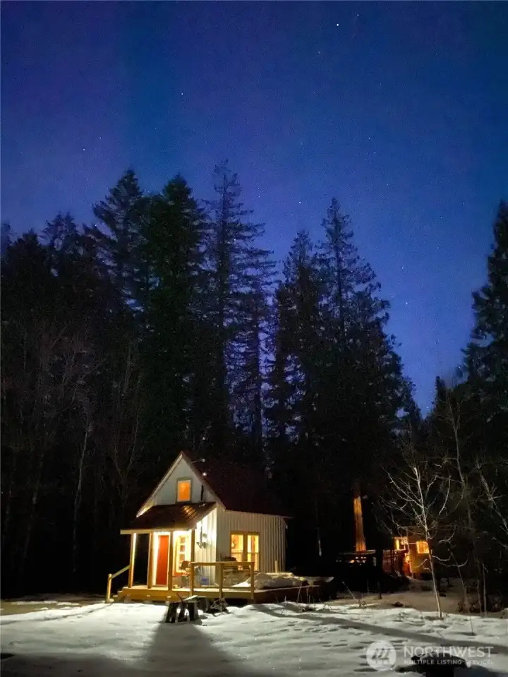 Truly a magical setting where you can enjoy the flexibility of a minimalist lifestyle!  Cell phone worked out here, satellite would too.