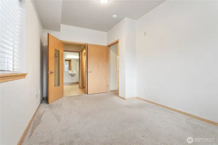 Another full bath and enauite with walk in closet