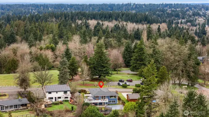 Looking West towards Horizon View Park- a favorite meet-up on the hill! Park offers paved walking trails, playground, BB half court, pickle ball court, playfield and picnic tables. What good fortune to be in close proximity to such a neighborhood asset!