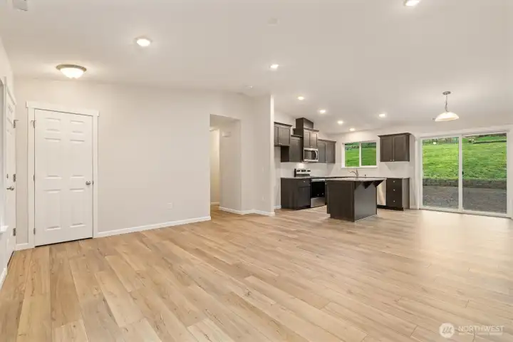 Open, bright and versatile floor plan!