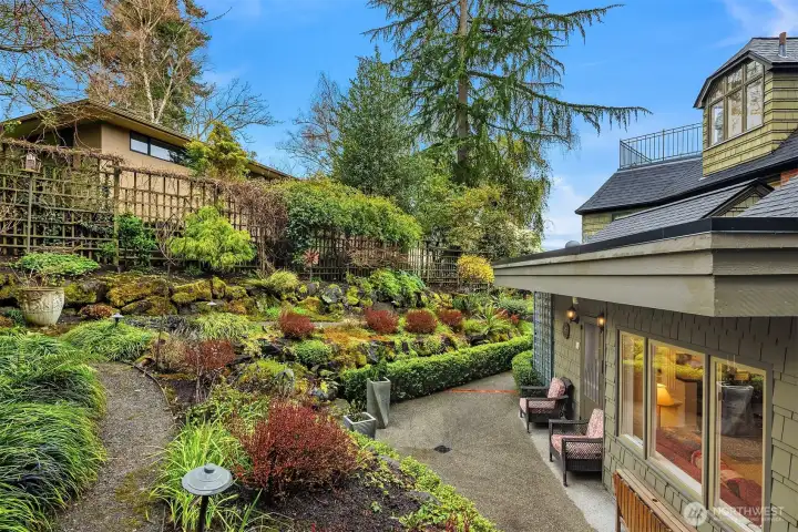 Walk thru to back patio