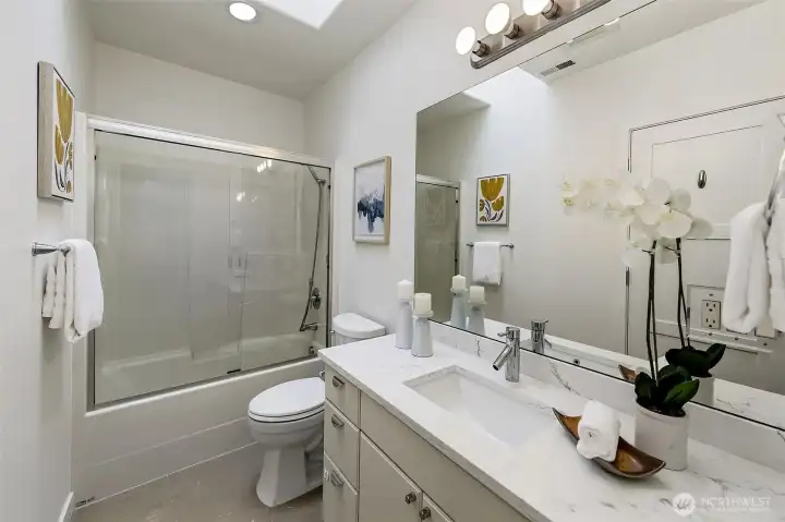 Hallway full bath at upper level