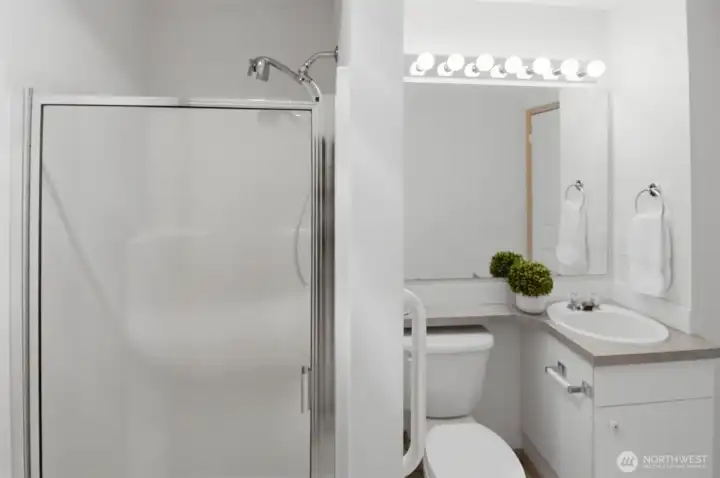 hall bath from 2nd bedroom